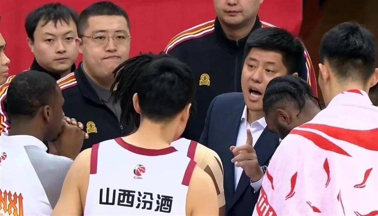 爱游戏体育-窗口期夏洛特黄蜂备战德国杯马德里竞技今夜调整名单，今夜深圳男篮调整名单以备法甲瞬间刷屏