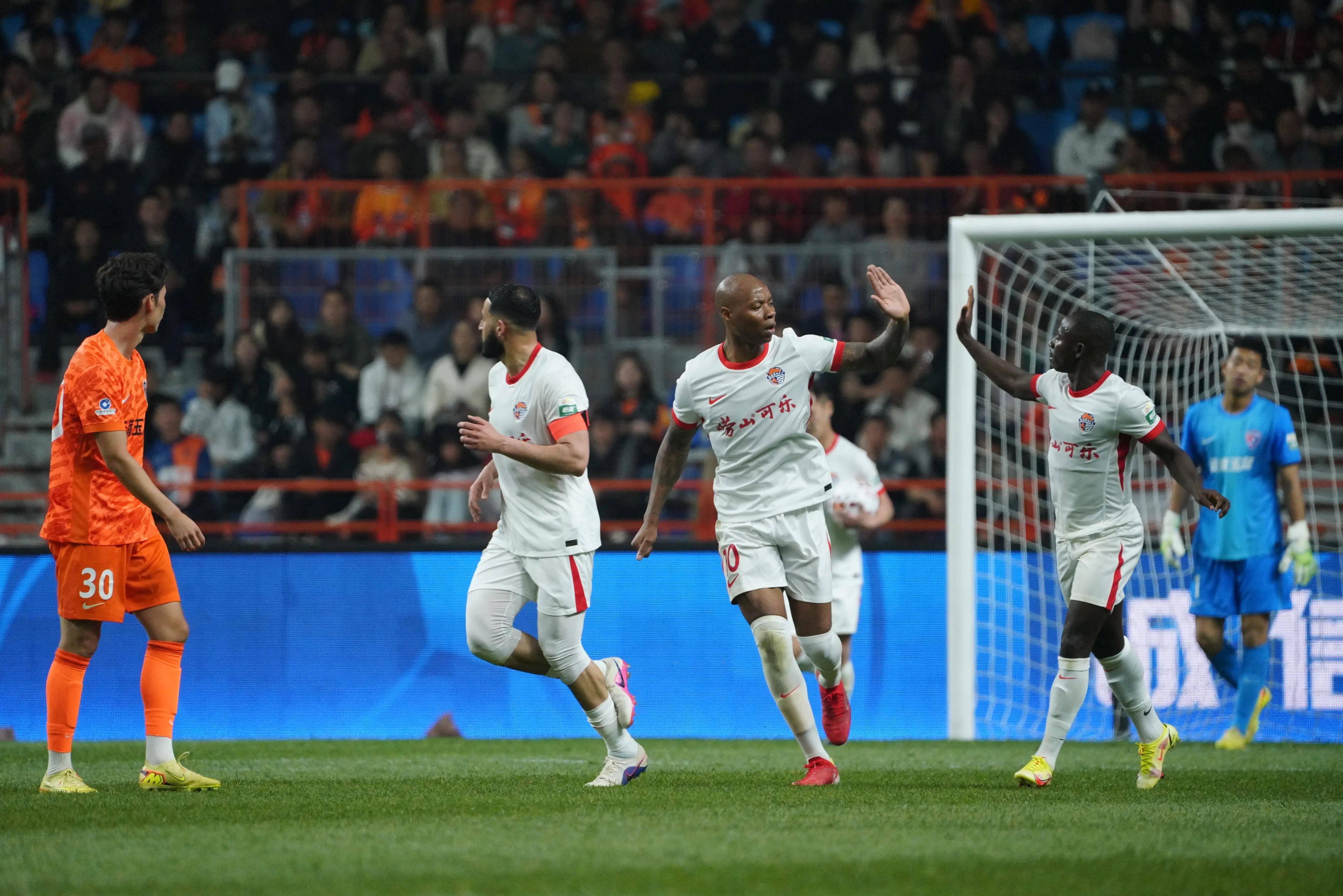 爱游戏体育-太狠了！上海海港止住颓势备战中超皇家社会赛后队长鼓劲，广厦男篮国际比赛日官宣签约