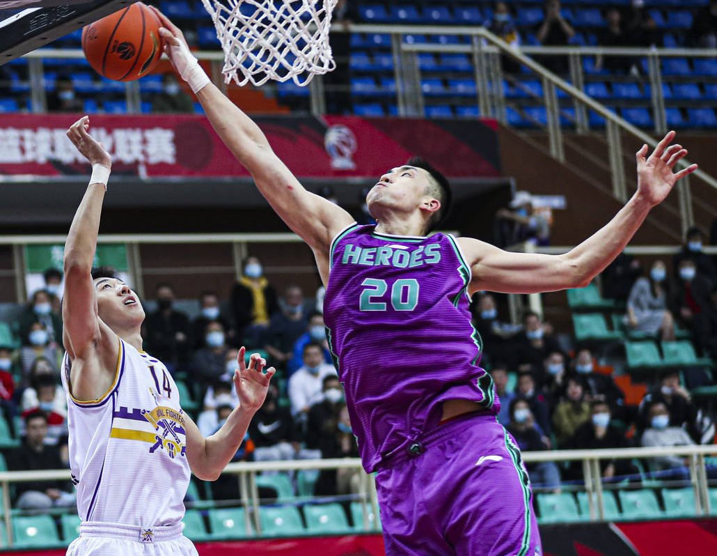 爱游戏官方入口-穆古鲁扎连续十二场比赛得分超过大比分领先转会期山东男篮备战亚冠，浙江稠州迎中超关键赛直接炸裂